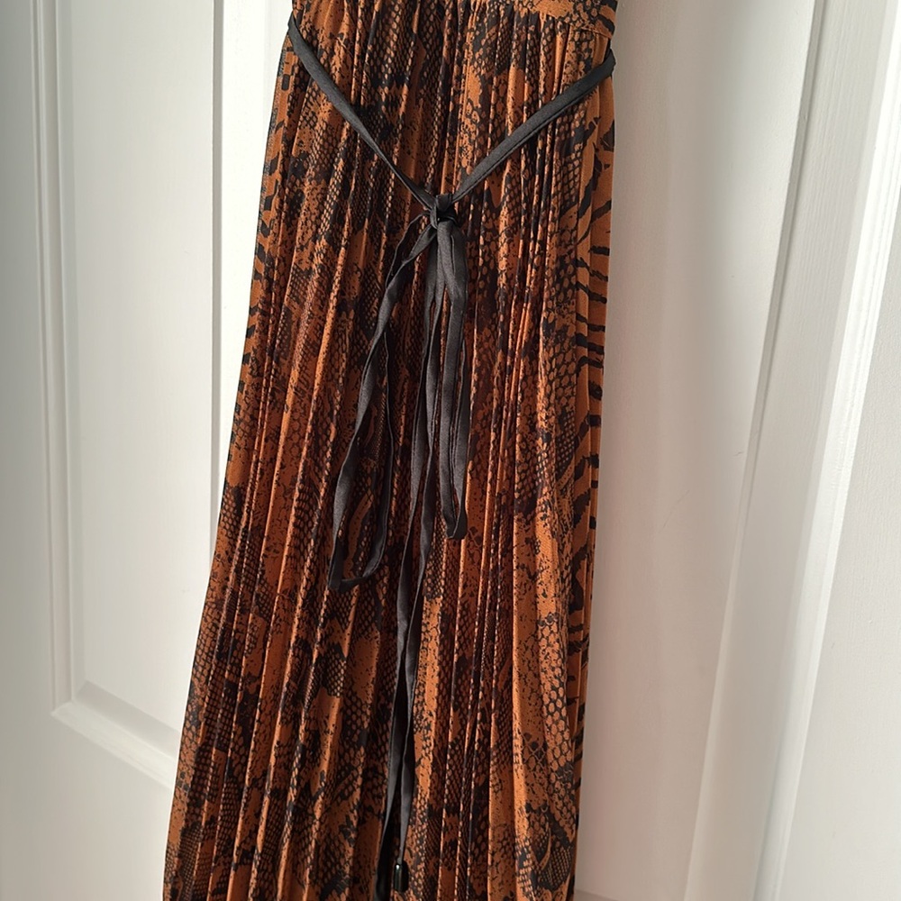 NWT Banana Republic women’s Size 2 maxi dress, strappy with pleated lower half - Picture 2 of 6
